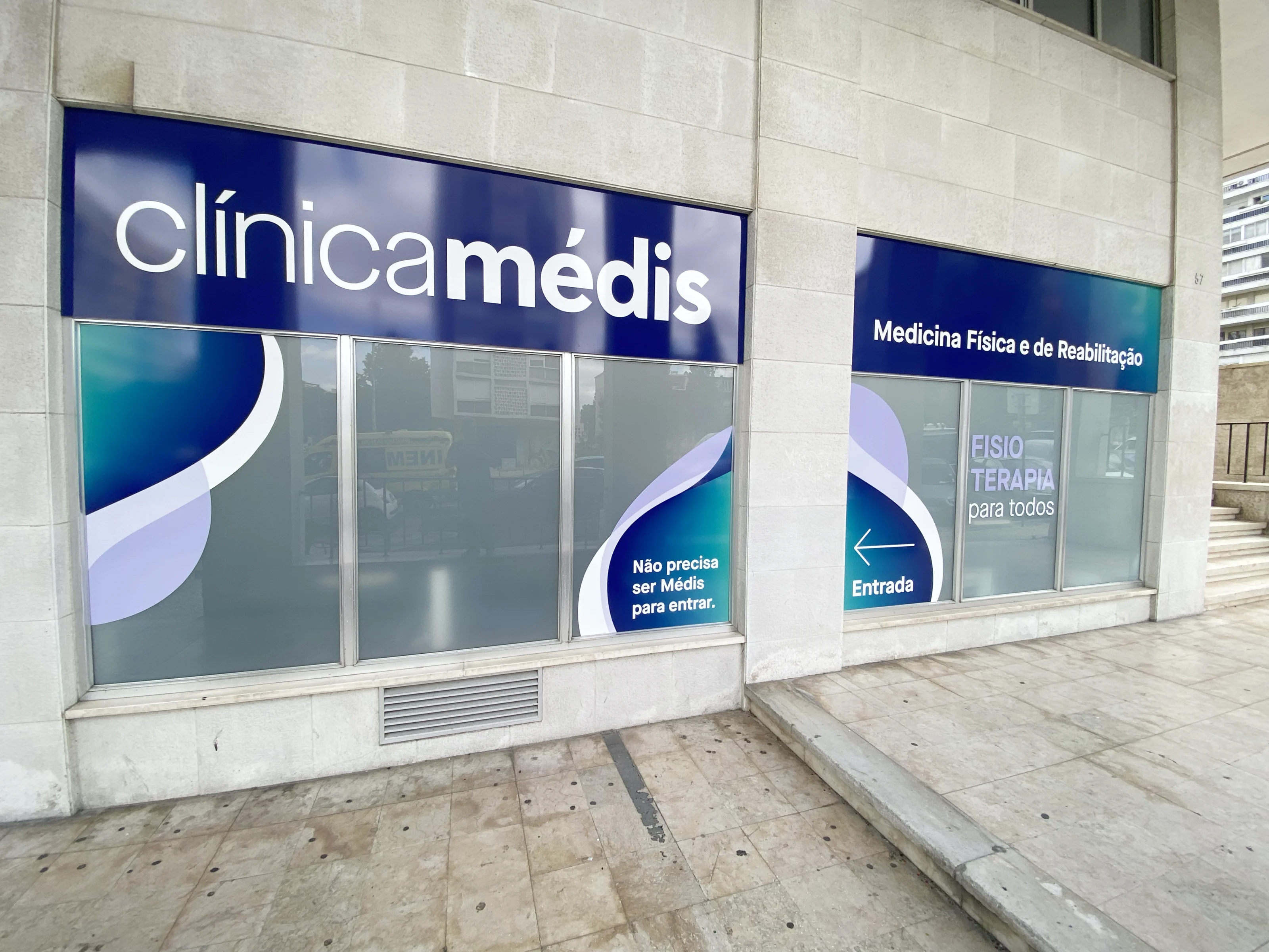 Clínica Médis — fachada